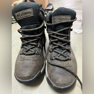 Women Columbia Hiking Boots size 7 brown leather like new
